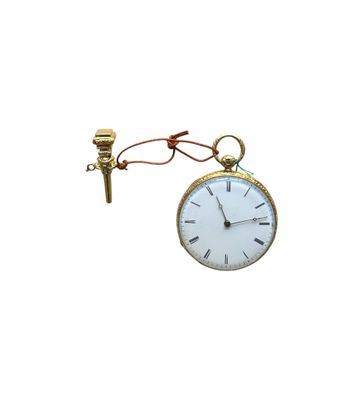 une horloge suspendue à une chaîne sur fond blanc