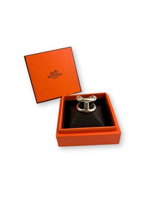 une boîte orange contenant une bague, posée sur une surface blanche