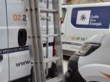 deux fourgonnettes garées l'une à côté de l'autre dans un garage