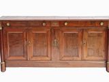 une armoire en bois avec des poignées en laiton et un plateau en marbre