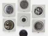 six types de pièces différents dans une boîte blanche posée sur une surface blanche