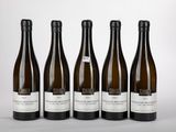 quatre bouteilles de vin sont alignées sur une table