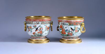 deux vases posés côte à côte sur une table