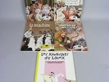trois livres posés sur une table blanche recouverte d'une nappe blanche