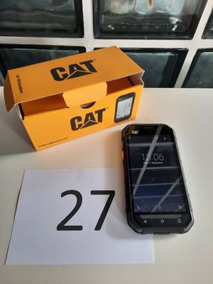 Le « Cat Phone » se trouve à côté de la boîte, sur la table.