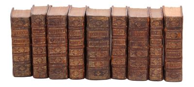 les livres sont alignés sur une surface blanche