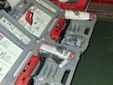 un grand nombre d'outils posés sur une table
