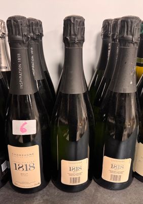 plusieurs bouteilles de vin sont alignées sur un comptoir