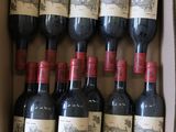 bouteilles de vin rouge dans un carton sur une table