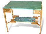 une petite table avec un plateau vert sur fond blanc