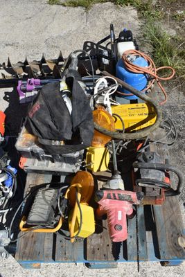 a pile of tools that are sitting on a pallet