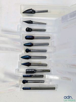 sept tournevis dans un étui en plastique posé sur une surface blanche