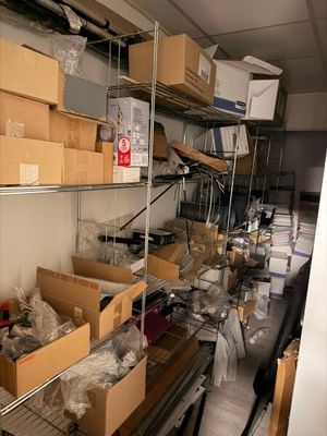beaucoup de boîtes et de cartons sur les étagères de la pièce