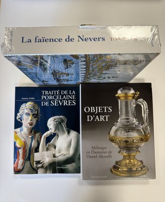 deux livres et un vase en verre posés sur une table