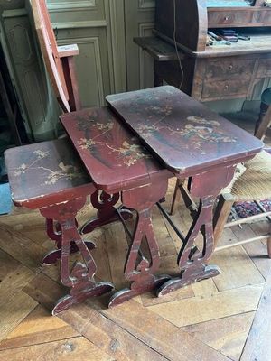 deux tables et deux chaises posées à même le sol