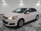 Une Citroën blanche est garée sur un sol carrelé à damier
