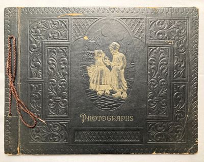 un vieux livre avec l'image d'un homme et d'une femme