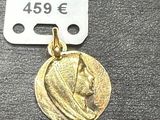 l'image d'une médaille d'or sur laquelle figure le visage d'une femme
