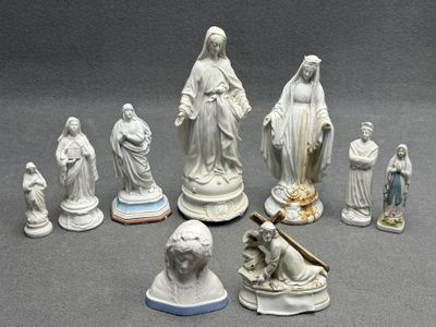 Huit Vierges et un Jésus en biscuit.