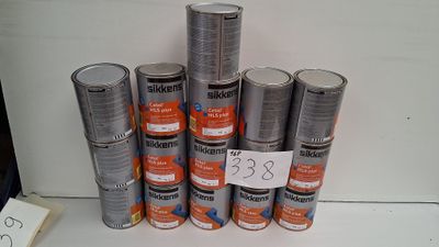 plusieurs pots de peinture posés sur un comptoir, avec une étiquette de prix
