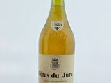 une bouteille de vin posée sur une table