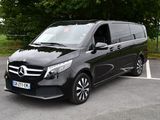 Le monospace Mercedes Classe V est garé sur un parking