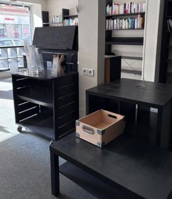 une table noire sur laquelle se trouve une boîte, dans une pièce