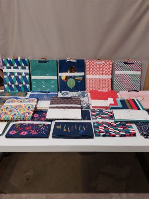 Plusieurs types de tissus différents sont posés sur une table recouverte d'une nappe blanche.