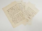 plusieurs vieilles lettres sont empilées sur une table