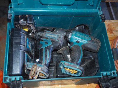une boîte à outils bleue avec des outils sur une table
