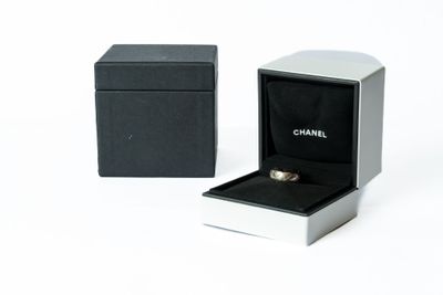 une boîte noire contenant une bague et une boîte dans laquelle se trouve une bague