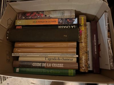 une boîte remplie de livres posée sur une table