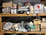 une étagère en bois sur laquelle sont posés de nombreux objets, dans une pièce