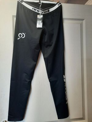 les jambes d'un pantalon noir et blanc accroché à une porte