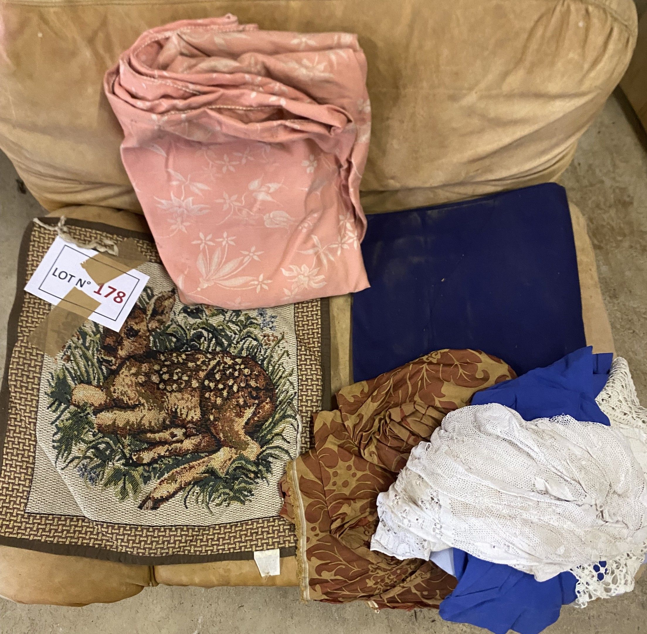 Lot de divers tissus dt housse vintage pr coussin, double rideau, coupons dt anciens et napperon. En l’état d’usage.