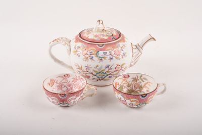 trois tasses et une théière posées sur une table