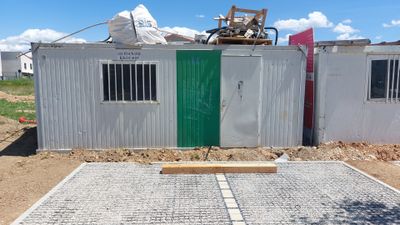 une porte verte au milieu d'un bâtiment en construction