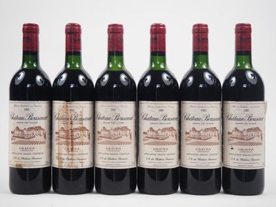 six bouteilles de vin rouge sont alignées
