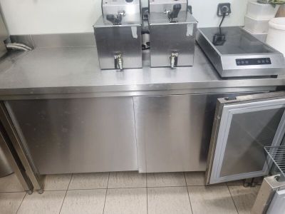 trois machines posées sur un comptoir