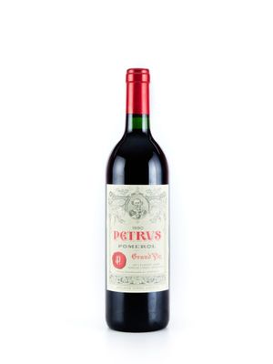 la bouteille de vin rouge est posée sur une surface blanche