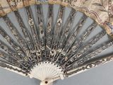 un ventilateur orné d'un motif, accroché au mur