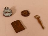 trois objets différents qui se trouvent ensemble sur la table