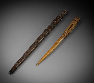 deux stylos en bois sculpté posés l'un à côté de l'autre sur une table