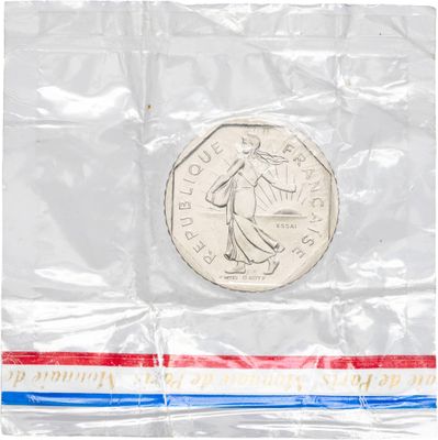 la pièce se trouve dans un sachet en plastique transparent orné d'une bande rouge, blanche et bleue