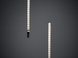 une paire de boucles d'oreilles créoles en diamant sur un fond sombre