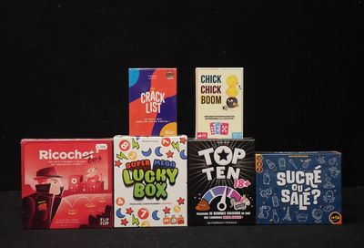 il y a beaucoup de jeux différents sur la table