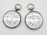 deux horloges en argent ornées de chiffres romains