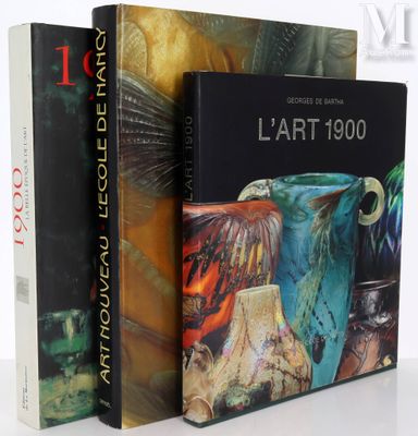 trois livres sur une table blanche sur fond blanc