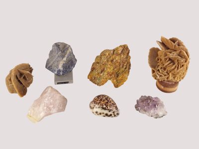 Ensemble de pierres dures dont géodes, améthyste et quartz, … - Photo 1