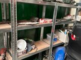 de nombreuses étagères sur lesquelles sont disposés divers outils dans un garage